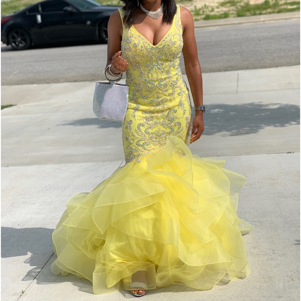 BRAND NEW, WORN ONCE PROM DRESS🌞🌻!